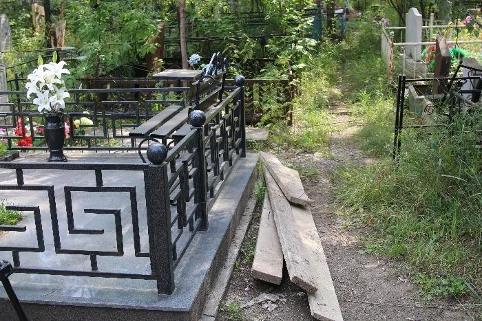 Красноярские депутаты проверили благоустройство городских кладбищ 