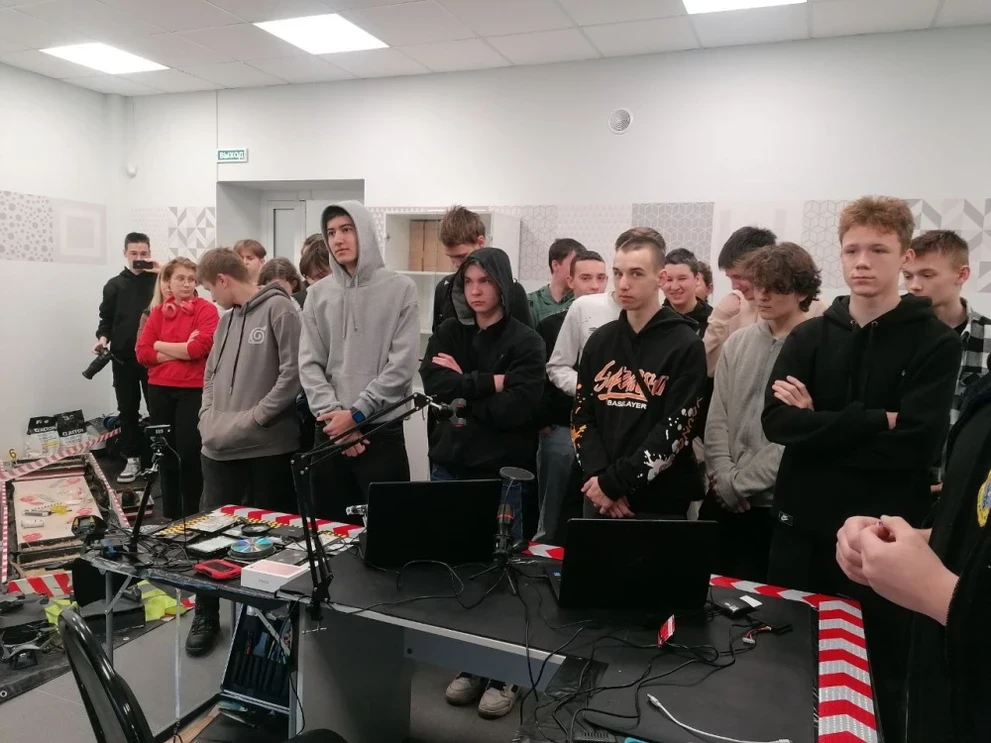 В ЦОПП Красноярского края школьники познакомились с цифровой криминалистикой и VR-технологиями