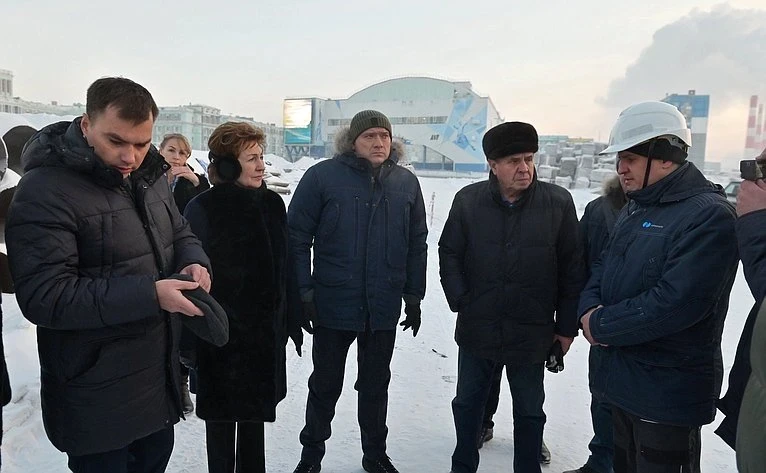 Галина Карелова - вторая слева Mw0V1cGrvFPAZaST3szUeMTckOx7vj9j.jpg