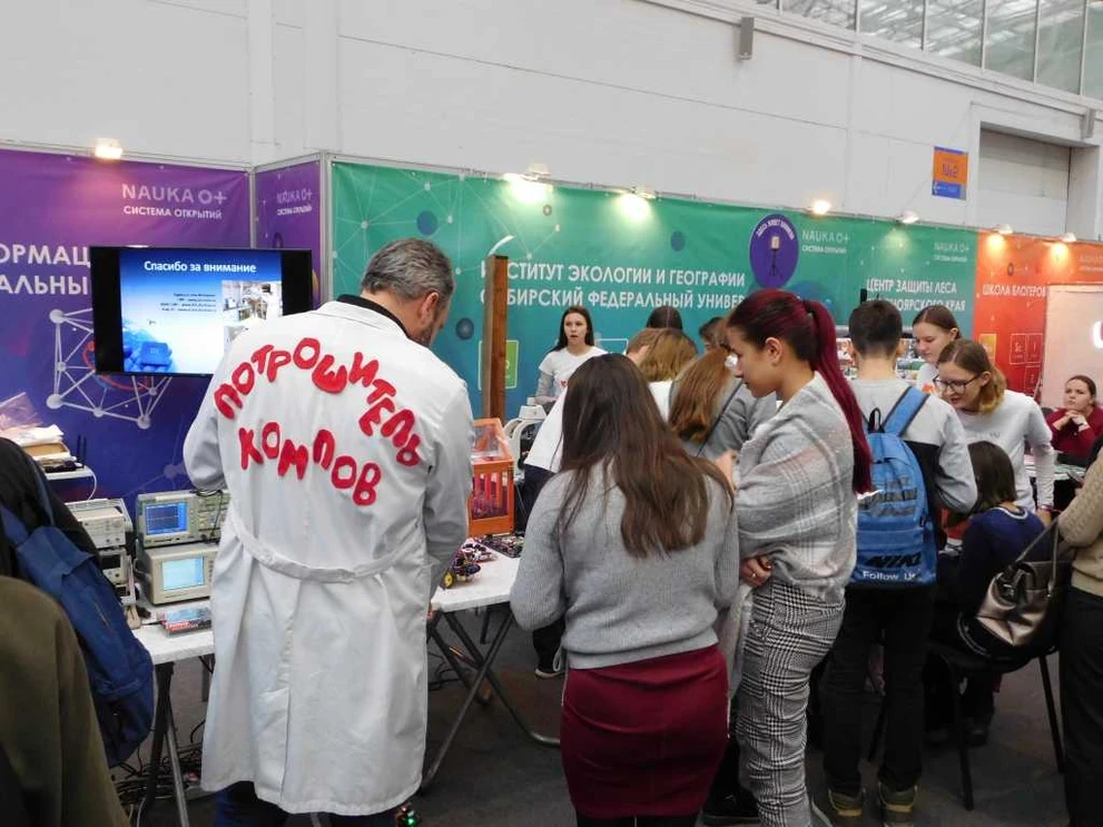 Многолюдно было на всех площадках DSCN3629.JPG