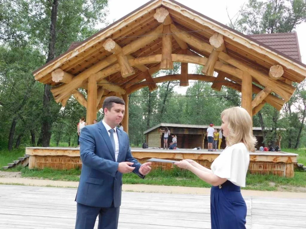 Максим Замыслов передаёт документы на дом Святогора руководителю департамента социального развития Красноярска Оксане Урбанович _DSCN0547.JPG