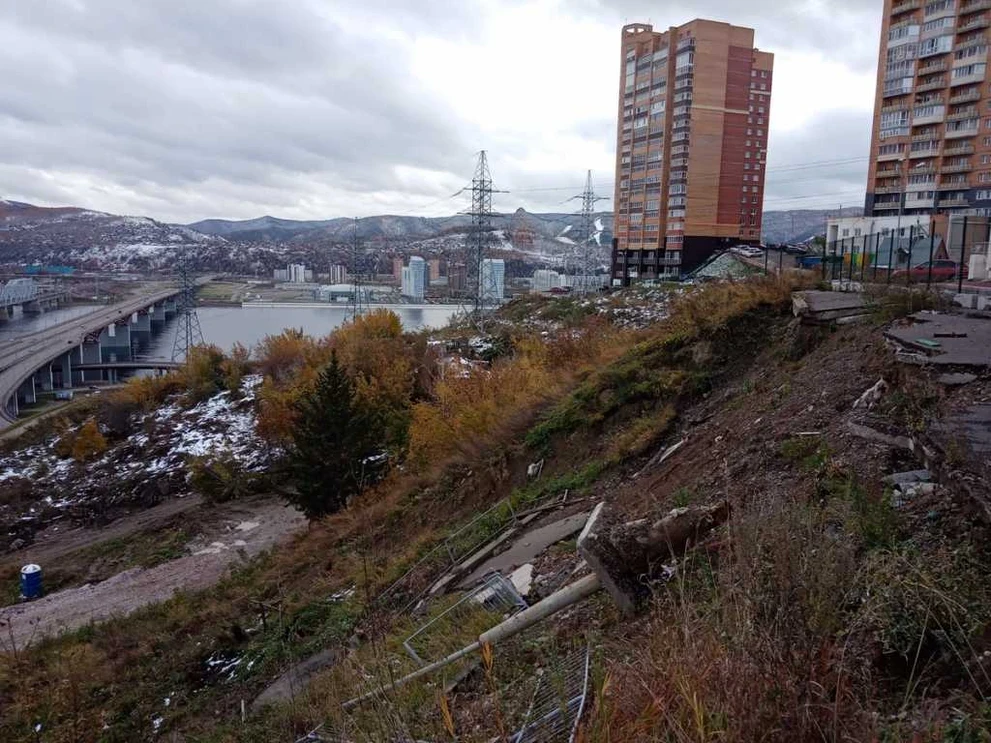 Ползучий склон на улице Огородной 3 - склон на Огородной - фото автора.jpg