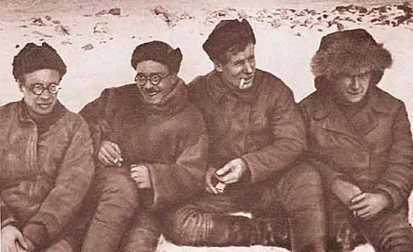 Николай Урванцев (слева) в экспедиции 1930-х годов 1930—1932 гг. Н. Н. Урванцев, Г. А. Ушаков, С. П. Журавлёв, В. В. Ходов.jpg