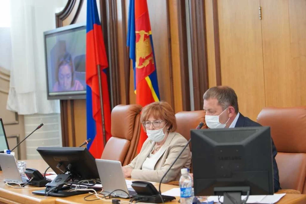 Слева - председатель горсовета Наталия Фирюлина WhatsApp_Image_2020-05-19_at_20.00.49__16_.jpeg