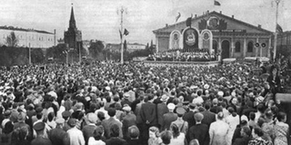 Празднование 300-летия воссоединения Украины с Россией на Манежной площади в Москве, 1954 год.. Празднование 300-летия воссоединения Украины с Россией на Манежной площади в Москве, 1954 год..jpg