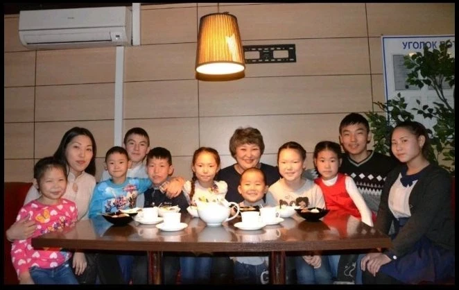 4. Большая семья Оюн 2014 год.jpg 4. Большая семья Оюн 2014 год.jpg