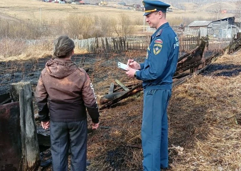 В Красноярском крае причиной пала травы часто становится зола 