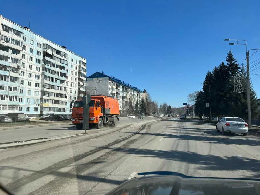 Горно-Алтайск готовится к летнему сезону: уборка улиц и ремонт дорог