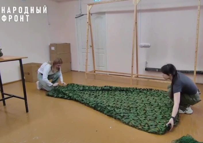 Студенты из красноярского техникума сплели масксети бойцам СВО