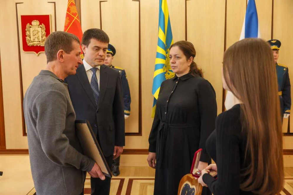 Губернатор Красноярского края вручил медаль «Золотая Звезда» семье Героя России 