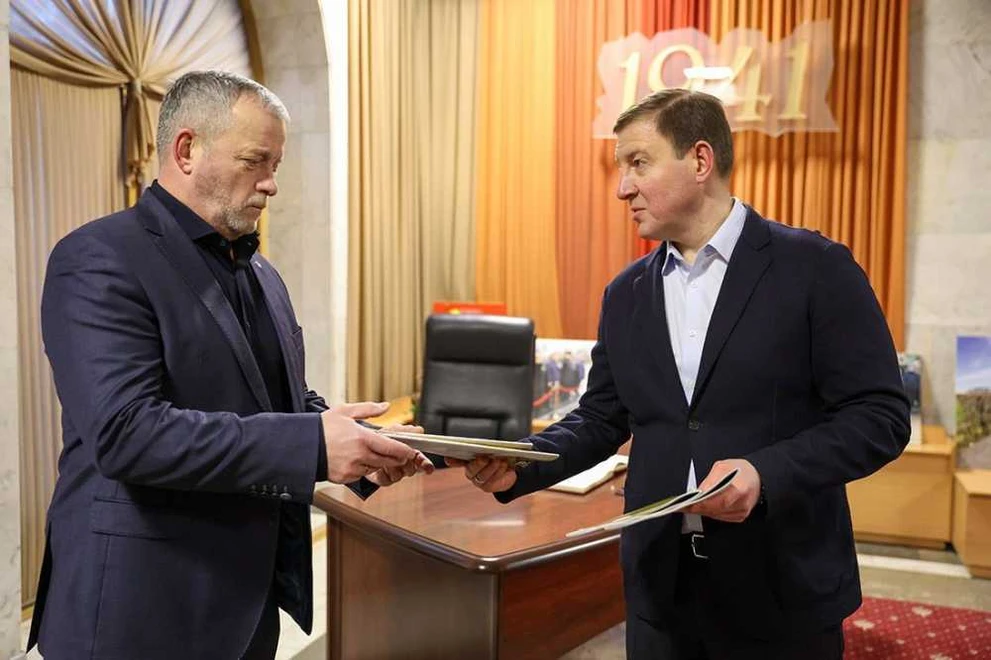 Глава Алтая передал в Санкт-Петербург Книгу Памяти от школьников Горно-Алтайска