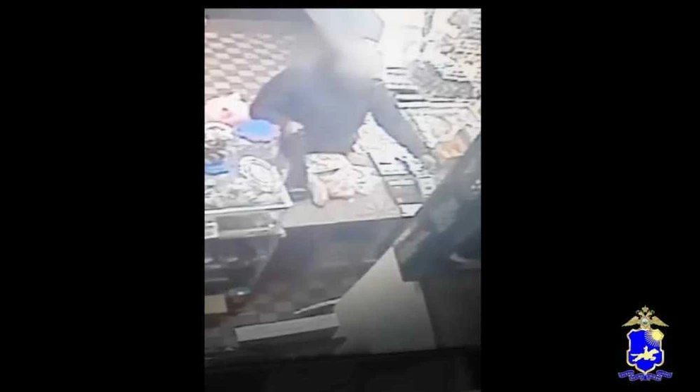 В Туве пенсионерка украла деньги с чужой банковской карты