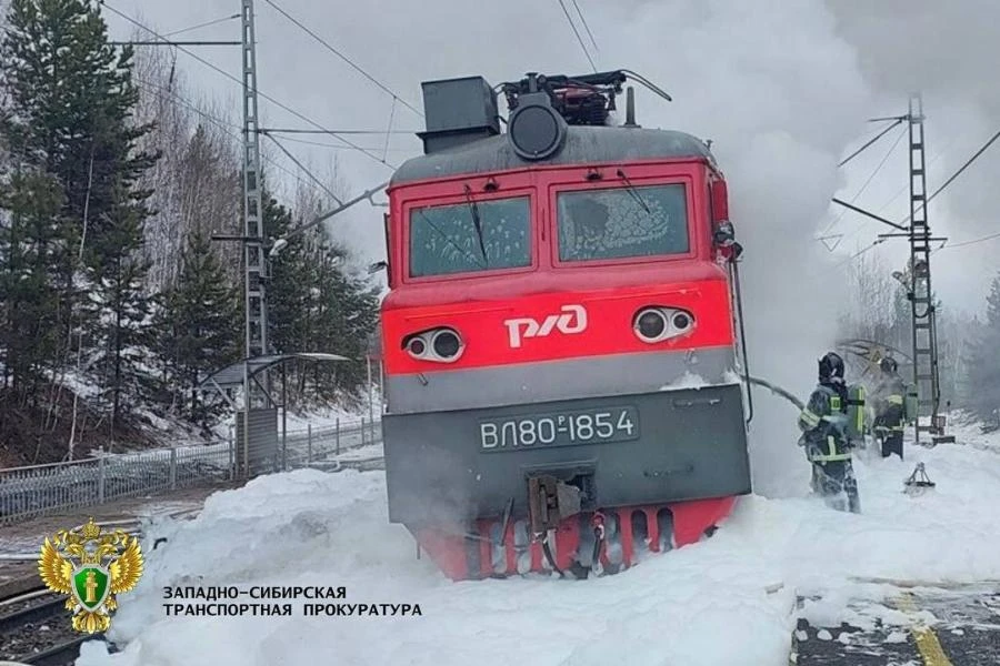 Рано утром в пути следования под Красноярском загорелся грузовой локомотив