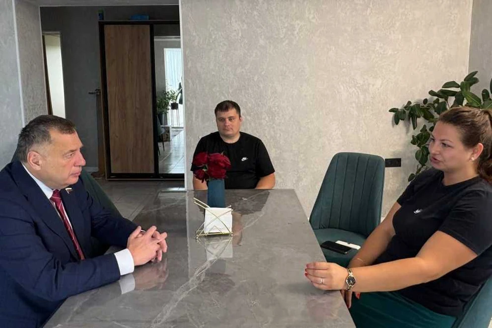Юрий Швыткин навестил семью участника СВО, а активисты партии передали детям школьные рюкзаки