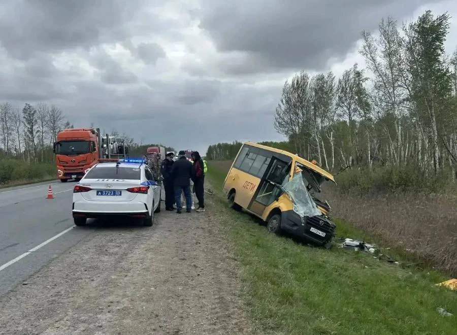 В Омской области в аварии школьного автобуса погиб ребёнок