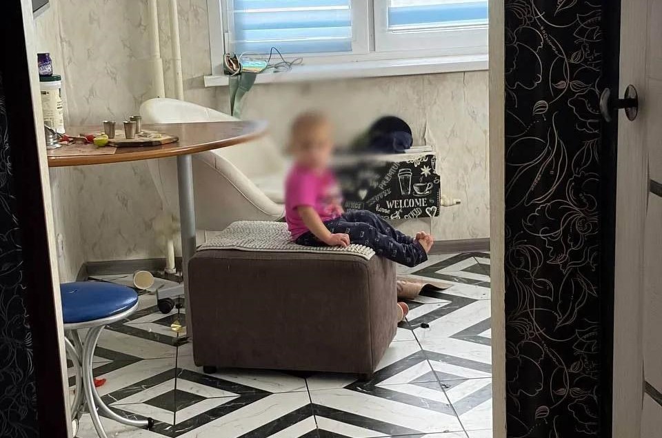 В Красноярске сотрудники МЧС спасли ребенка, который чуть не выпал из окна