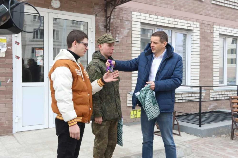В столице Хакасии вручили сиротам первые в этом году ключи от квартир 