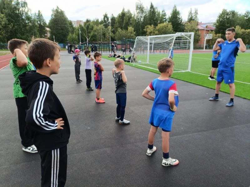 В Томске полицейские сыграли с детьми в футбол