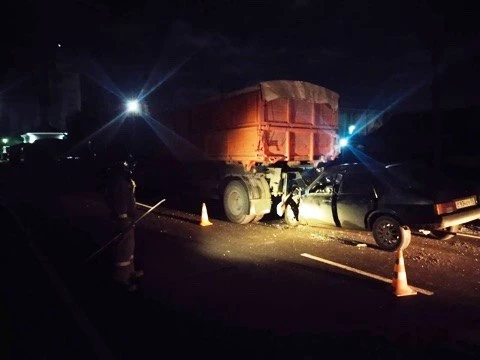 В Омской области легковой автомобиль влетел в стоящий КамАЗ