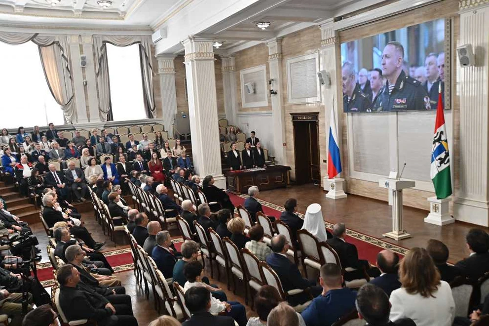 Глава Новосибирской области вручил сибирякам награды в преддверии 9 мая