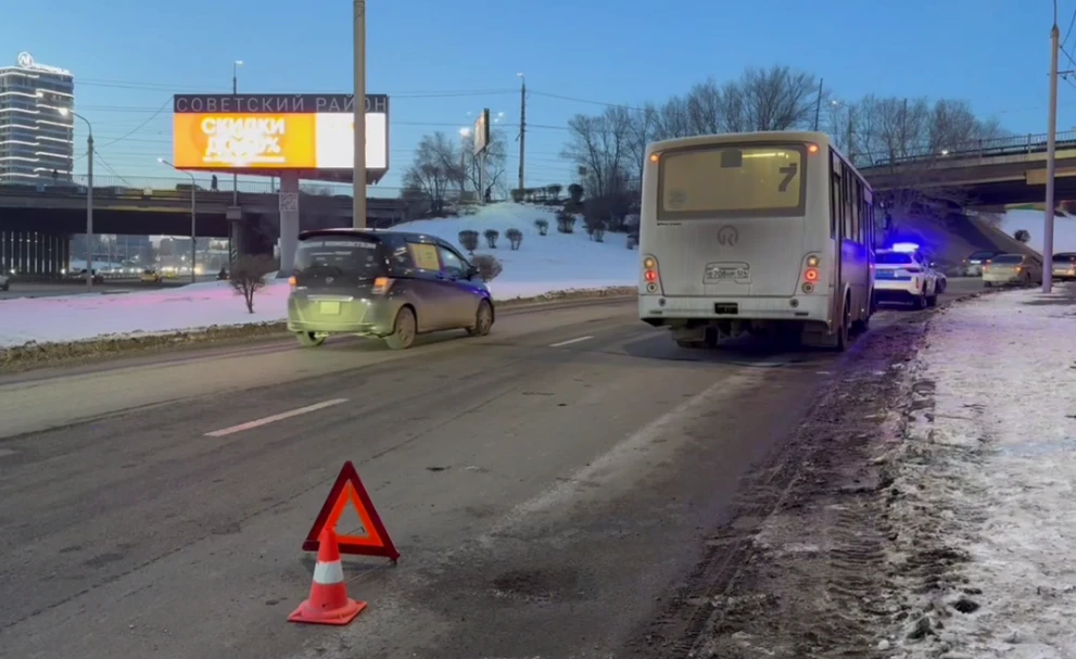 В Красноярске автобус сбил перебегающего дорогу в неположенном месте подростка  