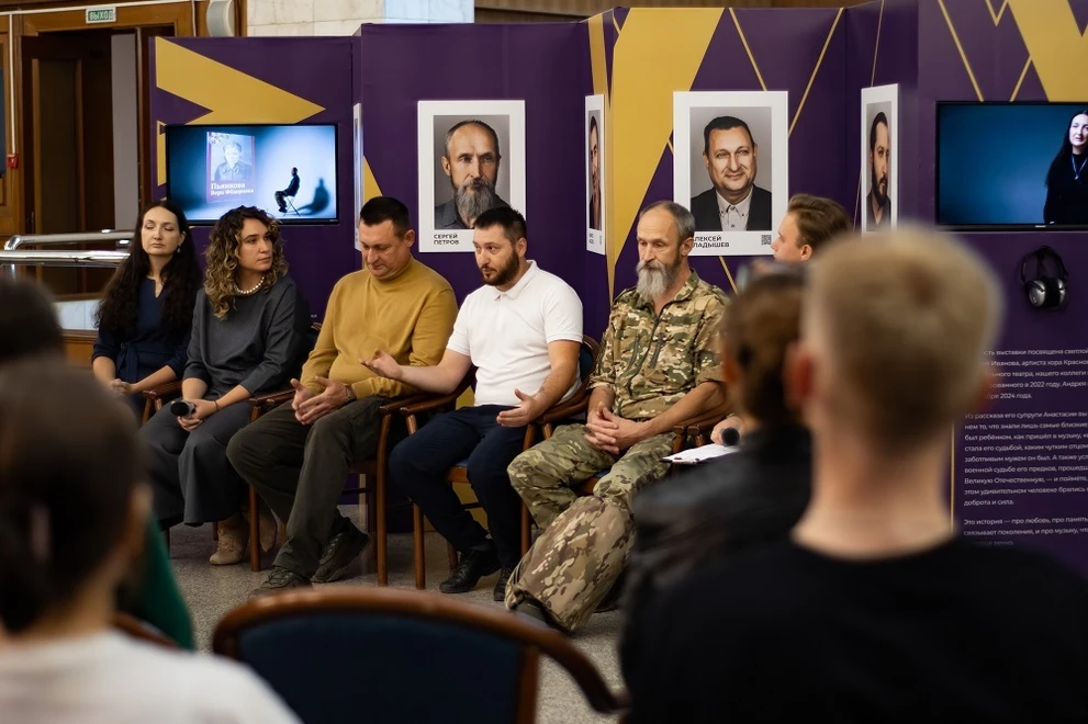 В Красноярске открылась выставка «Культура о героях», посвящённая участникам СВО