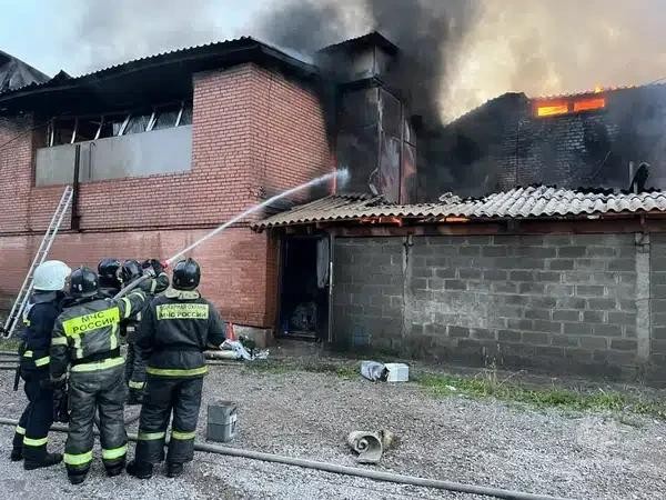 В Красноярске тушили пожар на мебельном складе площадью 5000 кв.м