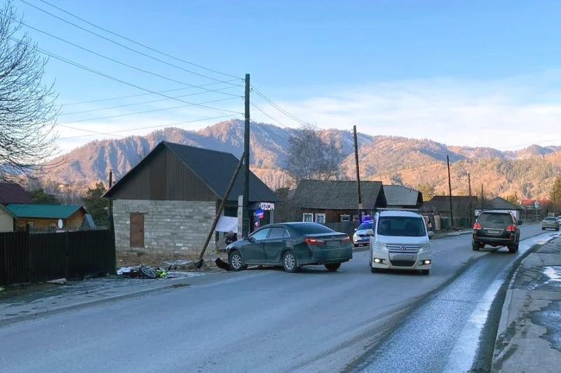 В Республике Алтай мотоциклист попал в больницу после аварии  