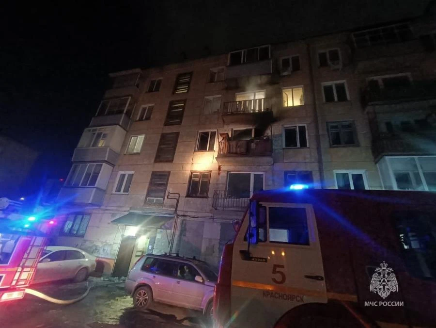 Специалисты МЧС России спасли 6 человек на пожаре в 5-этажном жилом доме Красноярска
