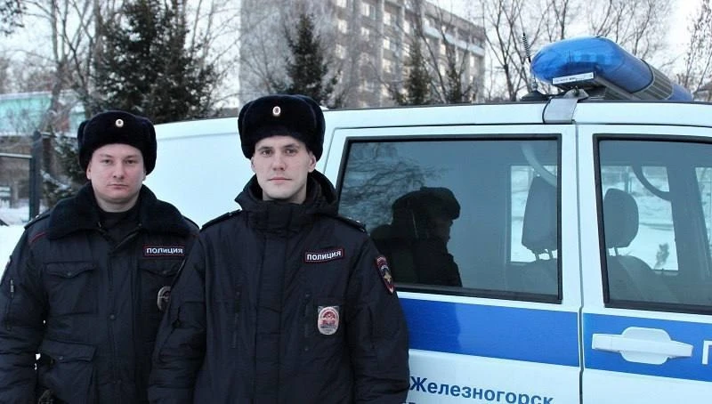 В Красноярском крае сотрудники ППС спасли мужчину, замерзающего в сугробе