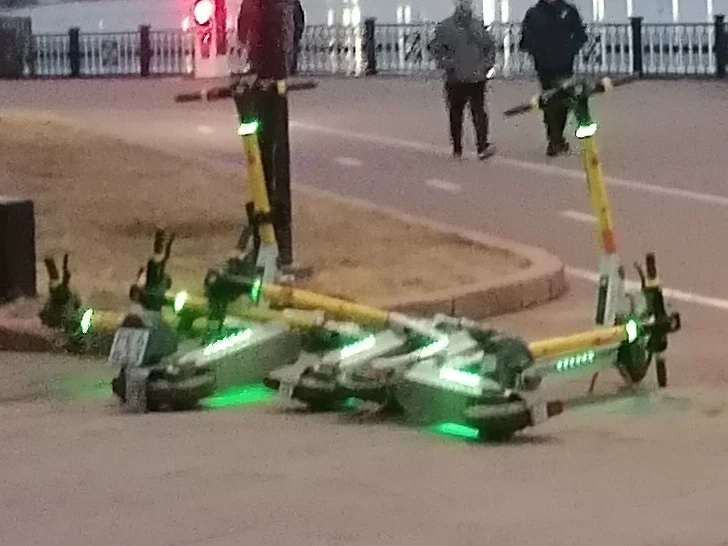В Красноярске двое детей катаясь на самокате врезались в автобус