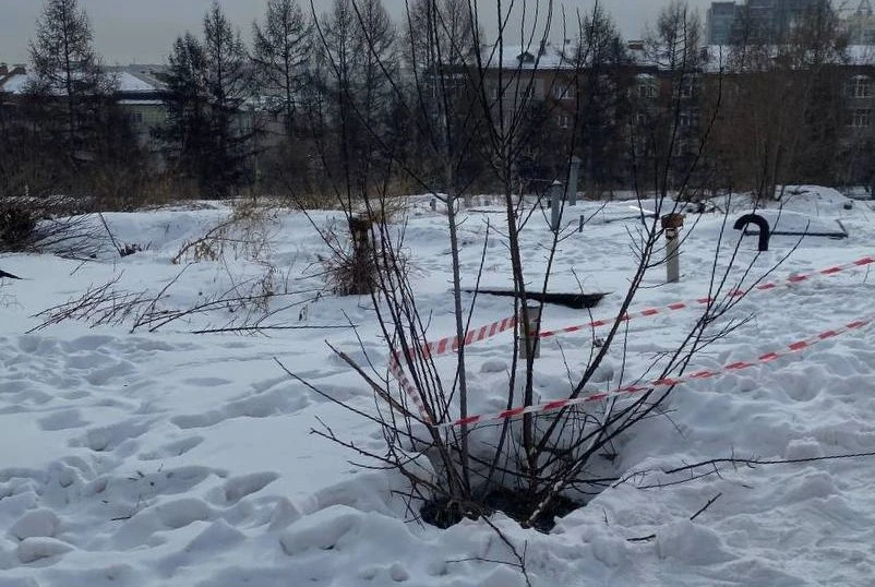 В Красноярске девочка провалилась в заброшенный подвал