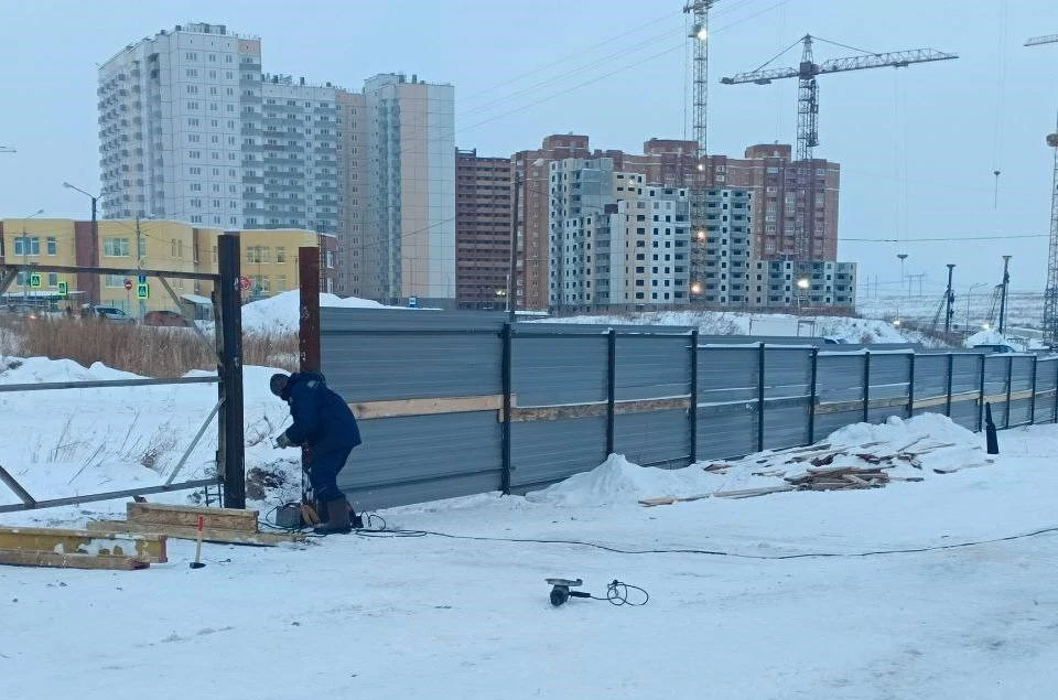 В красноярском мкр. Солнечный огораживают площадку для строительства новой школы