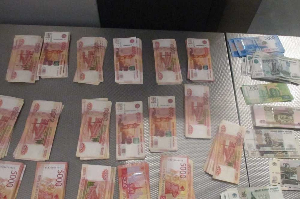 В красноярском аэропорту поймали пассажирку с 3,2 млн рублей в сумке