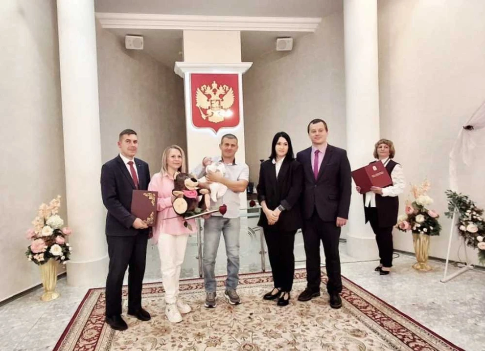 ЗАГСы Красноярского края будут торжественно поздравлять родителей новорожденных