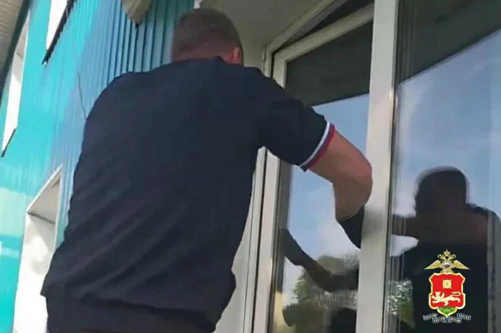 Полицейские Хакасии влезли в окно и спасли бабушке жизнь
