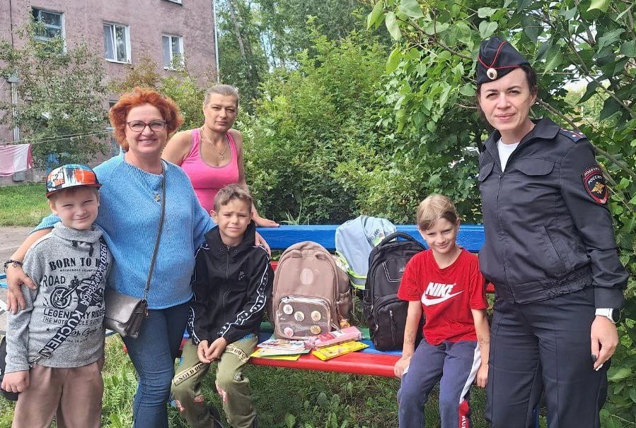 В Красноярском крае транспортные полицейские Ачинска поддержали акцию «Помоги собраться в школу»