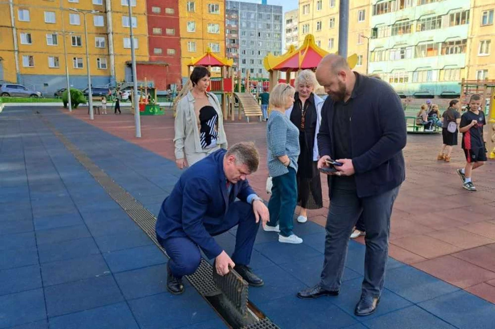 «Партийный десант» проверил благоустройство территорий в норильском районе Кайеркан