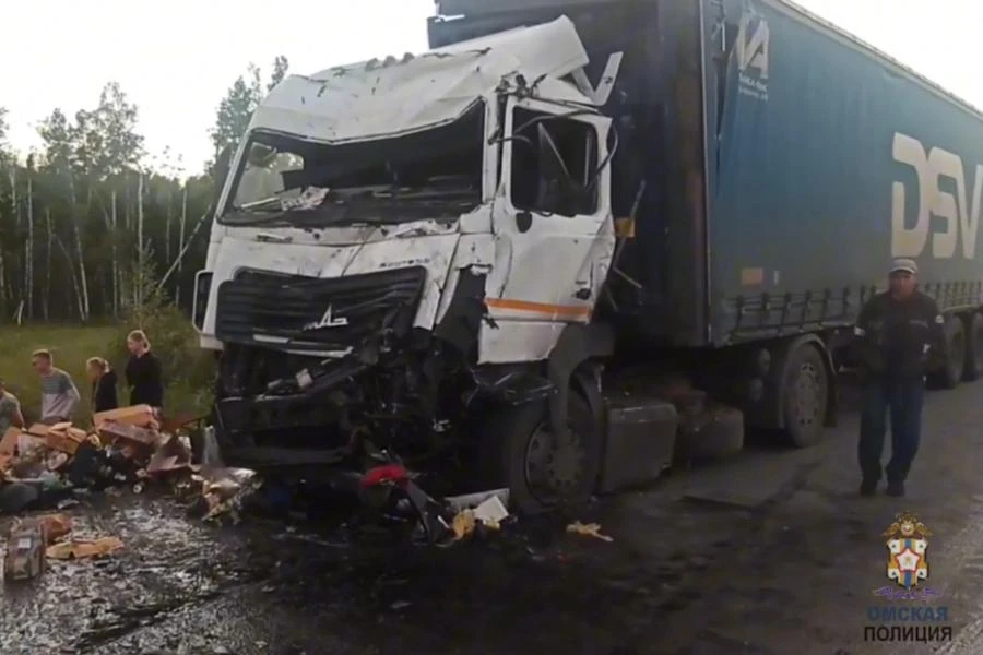 В Омской области произошло ДТП с участием трёх большегрузов, автобуса и легкового автомобиля.
