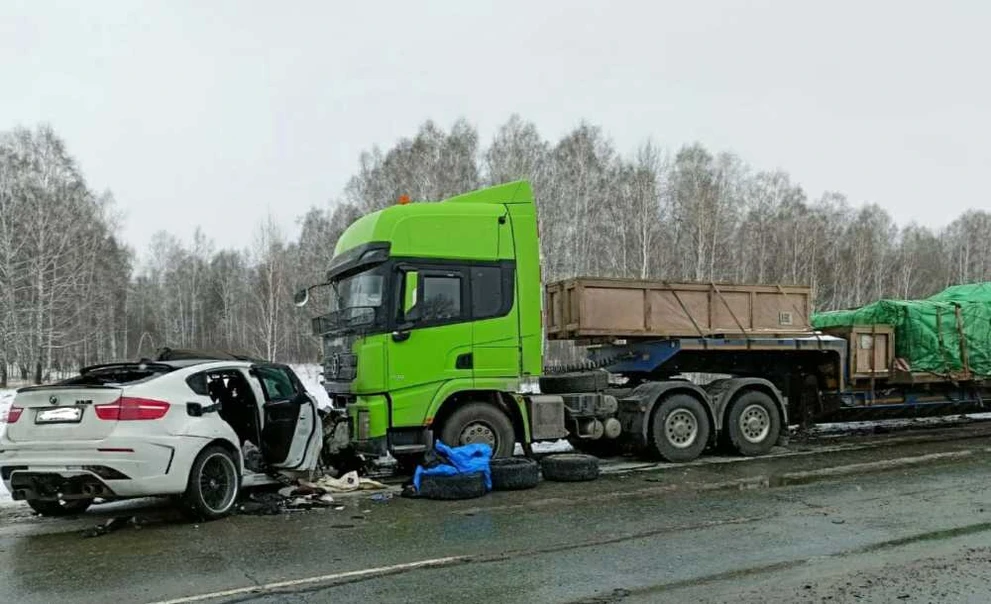 В Новосибирской области водитель погиб в тройном ДТП
