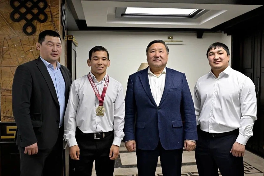 Глава Тувы поздравил чемпиона Европы 
