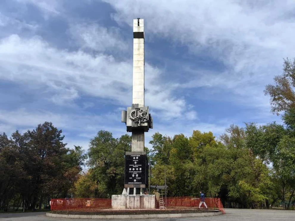 В Кузбассе стартовал ремонт стелы «50 лет Новокузнецку»