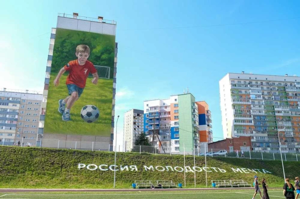 В Красноярске появился новый мурал с юным футболистом