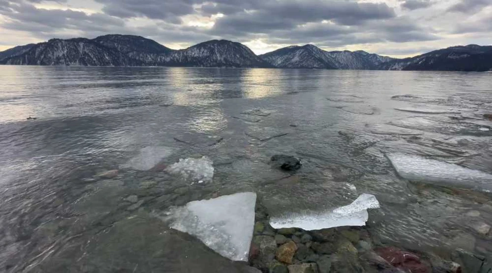 Алтайские фотографы запечатлели таяние льда на Телецком озере
