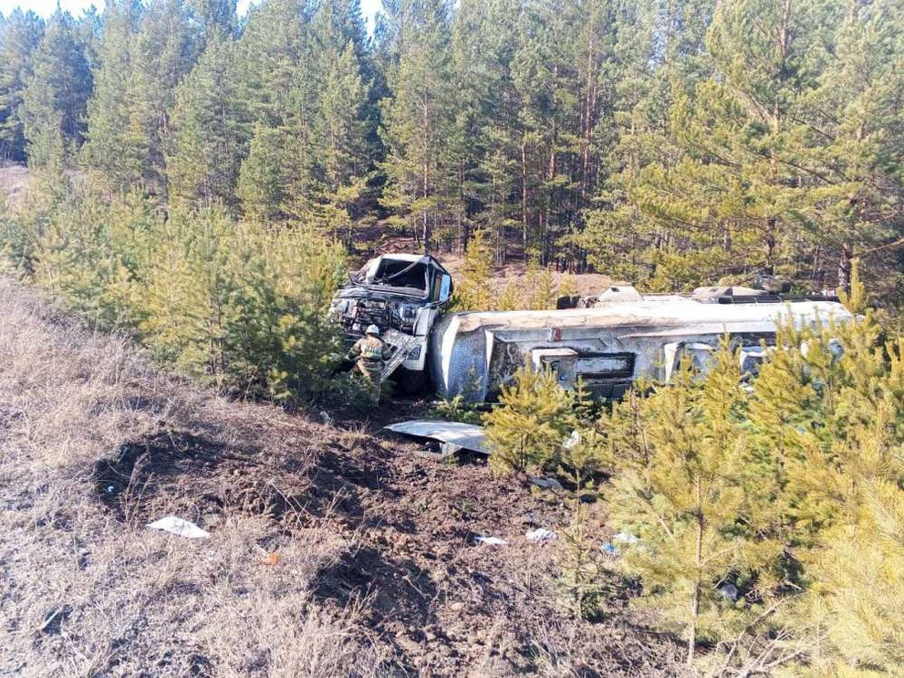 В Красноярском крае в результате смертельного ДТП произошёл разлив топлива 