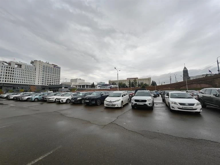 В Красноярске парковка у Коммунального моста будет городской и станет дешевле