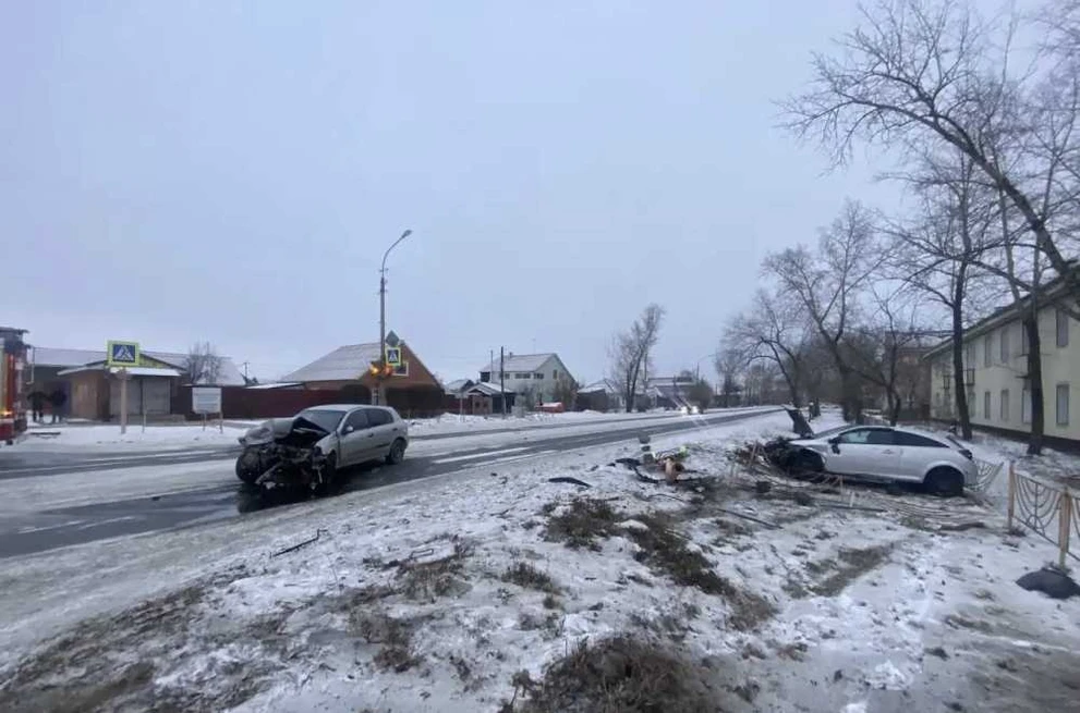 В Черногорске на перекрестке столкнулись два автомобиля, пострадали три человека