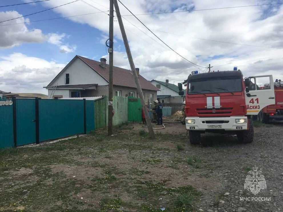 В Хакасии в Аскизском районе мужчина спас человека из горящего дома