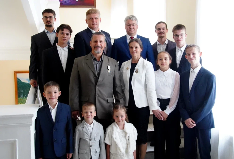Родителям из Кузбасса, воспитывающим десятерых детей, вручили орден