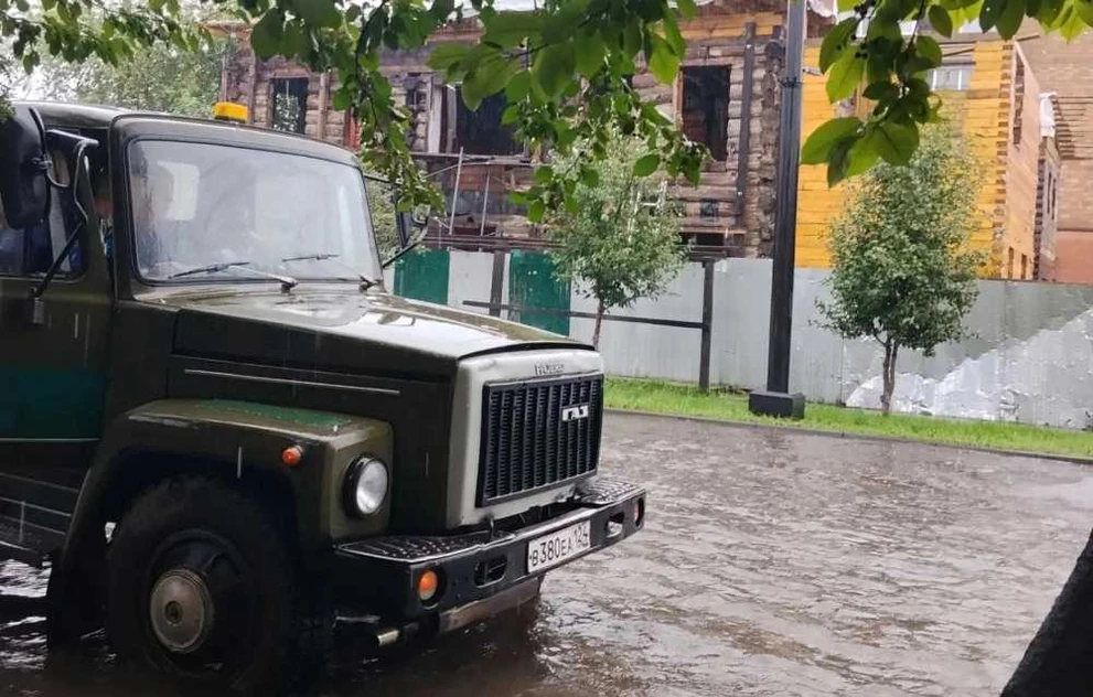 В Минусинске Красноярского края коммунальщики откачивают воду с улиц